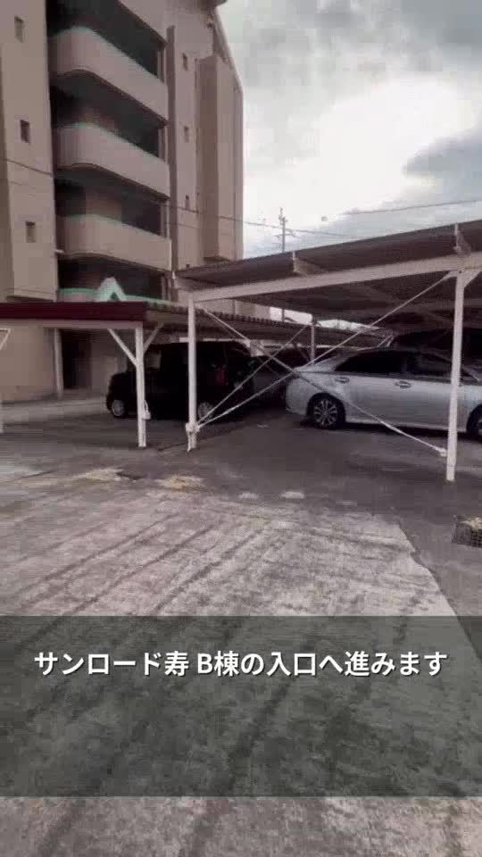 サンロード寿の建物入口へ向かう通路